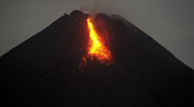 Gunung Merapi Luncurkan 18 Kali Guguran Lava Pijar 1.500 Meter ke Barat Daya